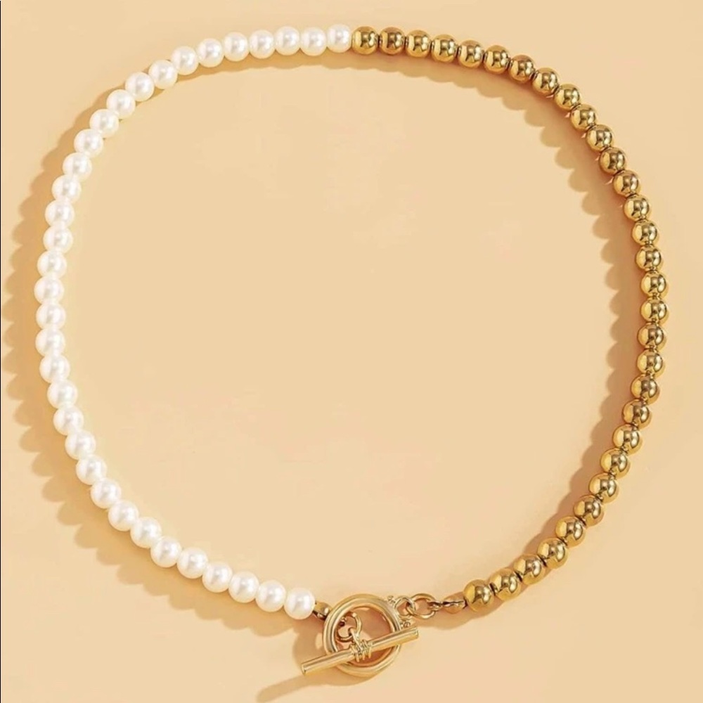 Toggle Clasp Connected Pearl & Gold necklace - Picture 4 of 5